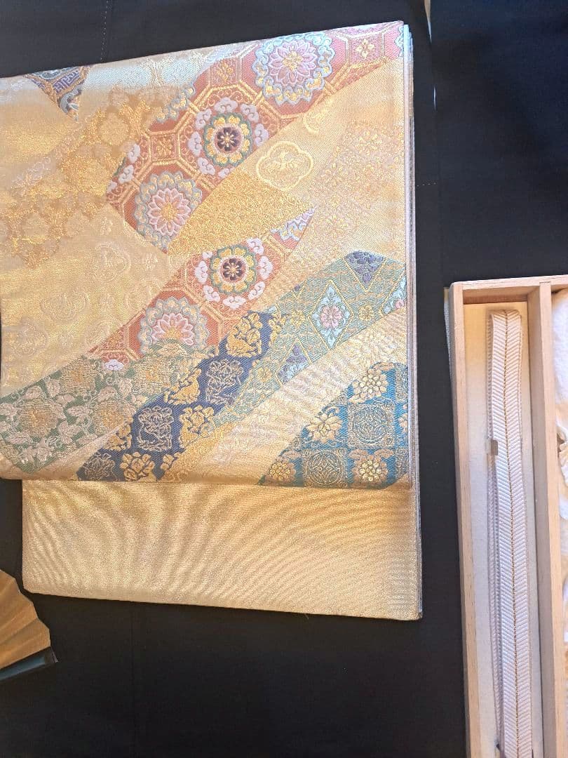 美品❇️さが美扱い　相良刺繍　金銀彩　 黒留め袖 　比翼仕立て　５つ紋フルセット