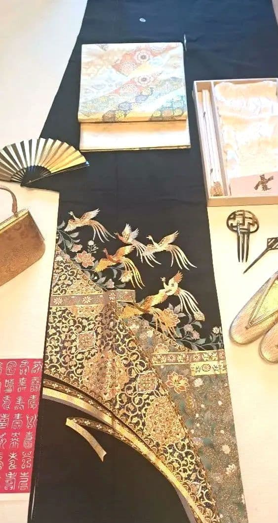 美品❇️さが美扱い　相良刺繍　金銀彩　 黒留め袖 　比翼仕立て　５つ紋フルセット