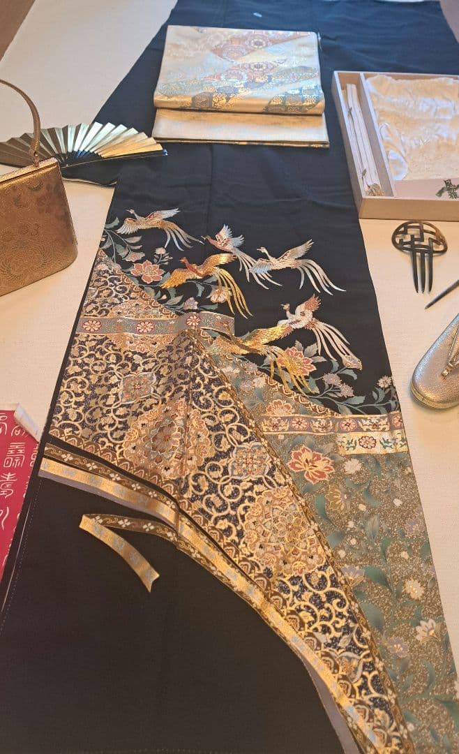 美品❇️さが美扱い　相良刺繍　金銀彩　 黒留め袖 　比翼仕立て　５つ紋フルセット