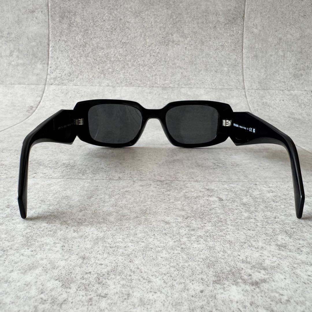PRADA　プラダ　サングラス　黒　ブラック　ロゴ　SPR17W