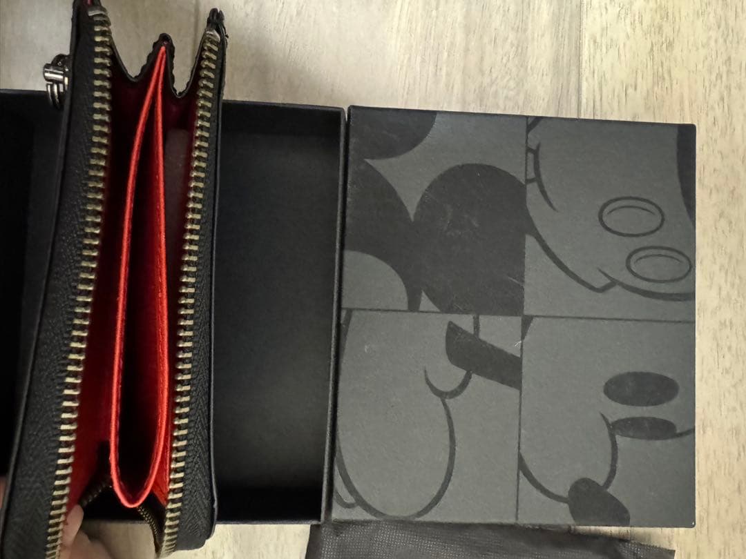 【新品・未使用】ミッキーマウス 二つ折り財布 ブラック