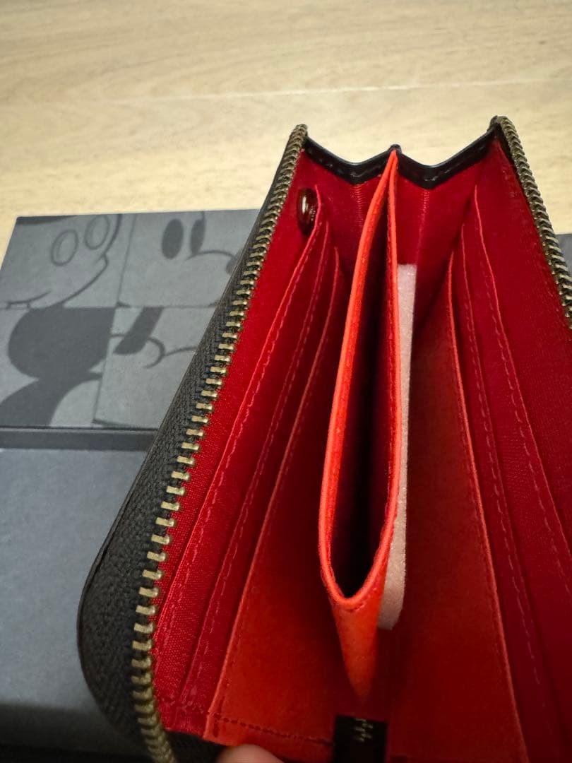 【新品・未使用】ミッキーマウス 二つ折り財布 ブラック