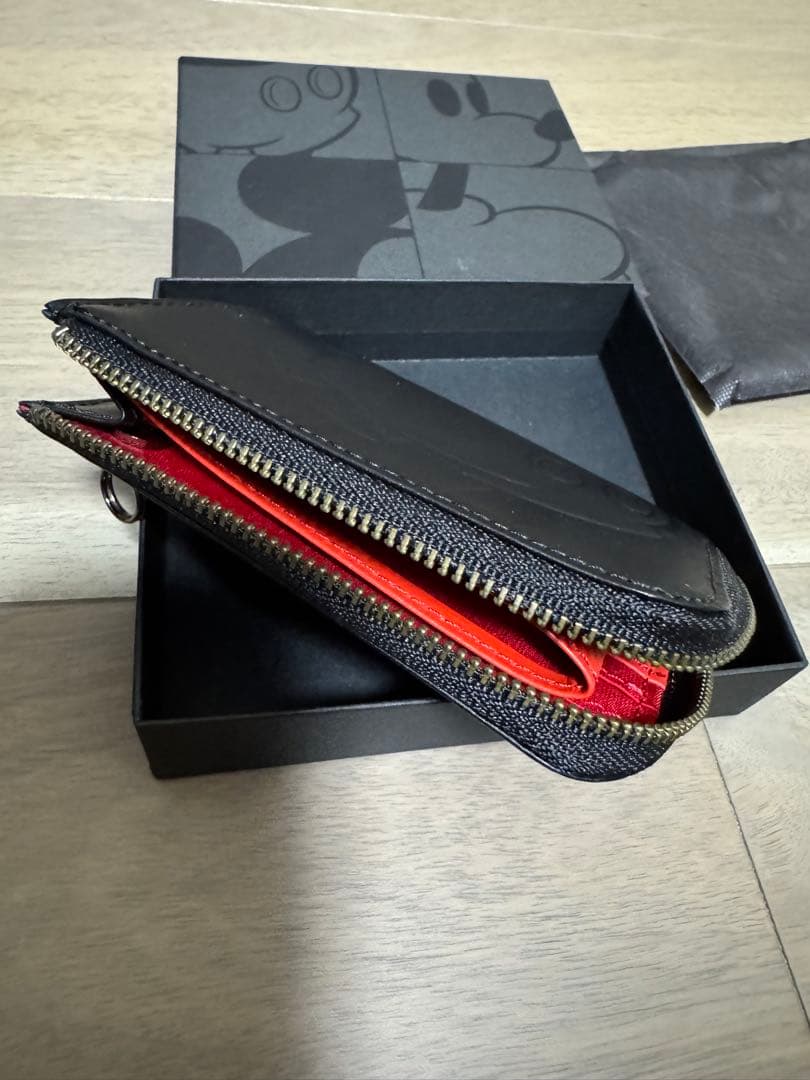 【新品・未使用】ミッキーマウス 二つ折り財布 ブラック