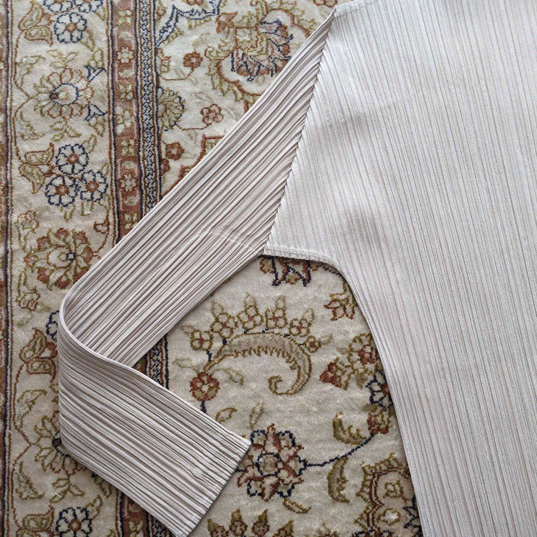 PLEATS PLEASE　イッセイミヤケ　ベージュトップス