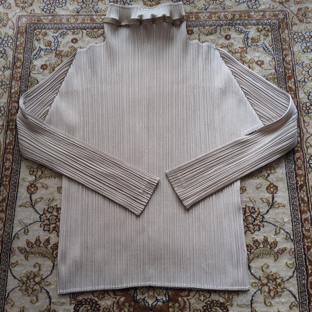 PLEATS PLEASE　イッセイミヤケ　ベージュトップス