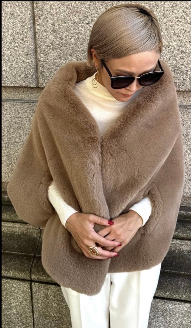 eum様　JENNE ベージュ ファー風 ポンチョ・ケープコート