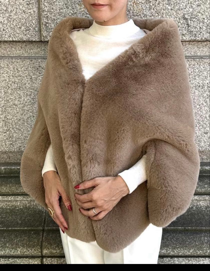 eum様　JENNE ベージュ ファー風 ポンチョ・ケープコート