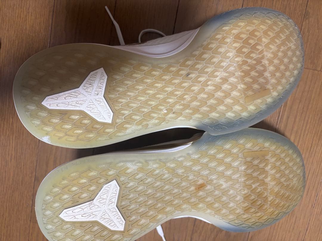 Nike Kobe マンバフォーカスバスケットボールシューズ ホワイトゴールド