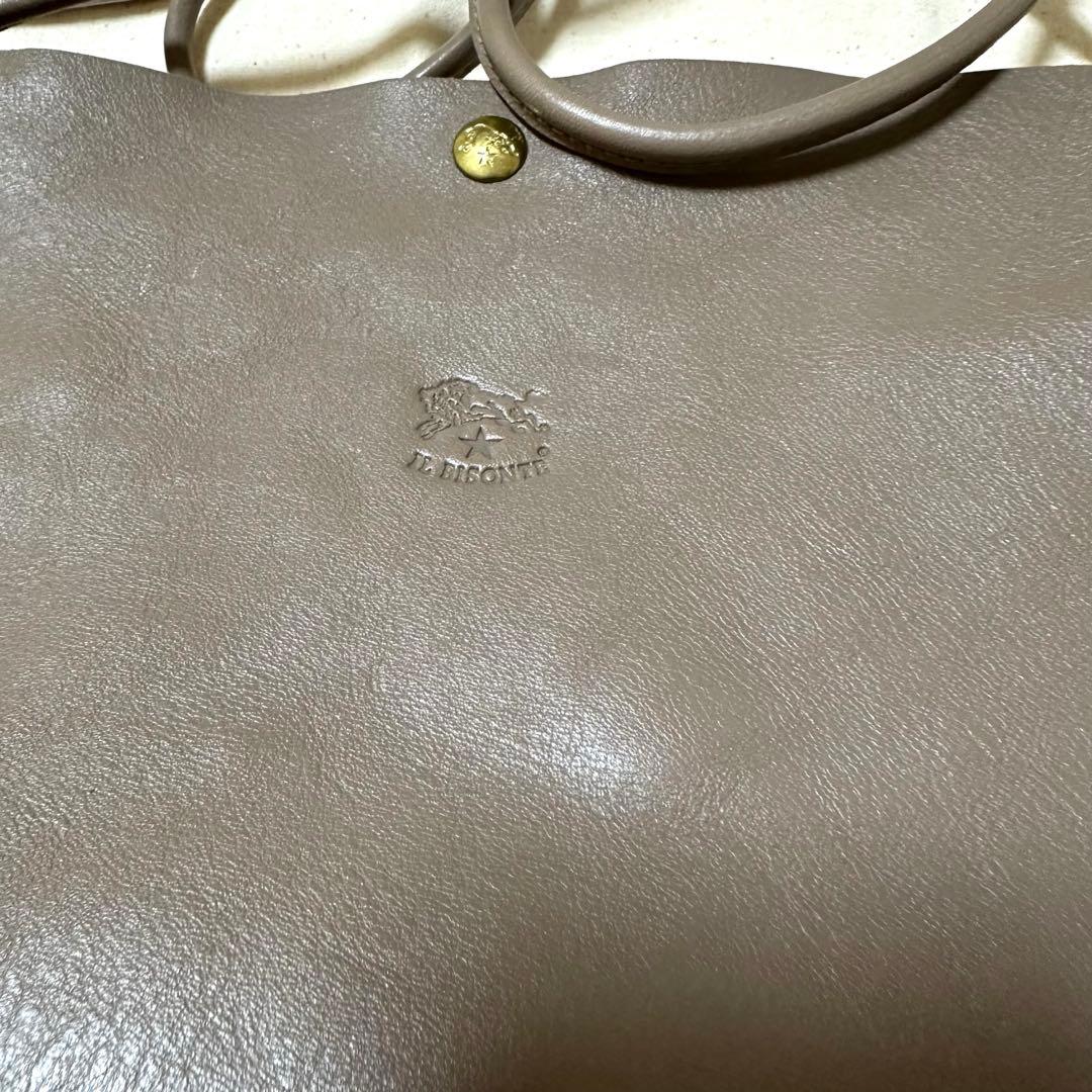 未使用に近いイルビゾンテ　クロスボディバッグ グレージュ保存袋付定価36,300