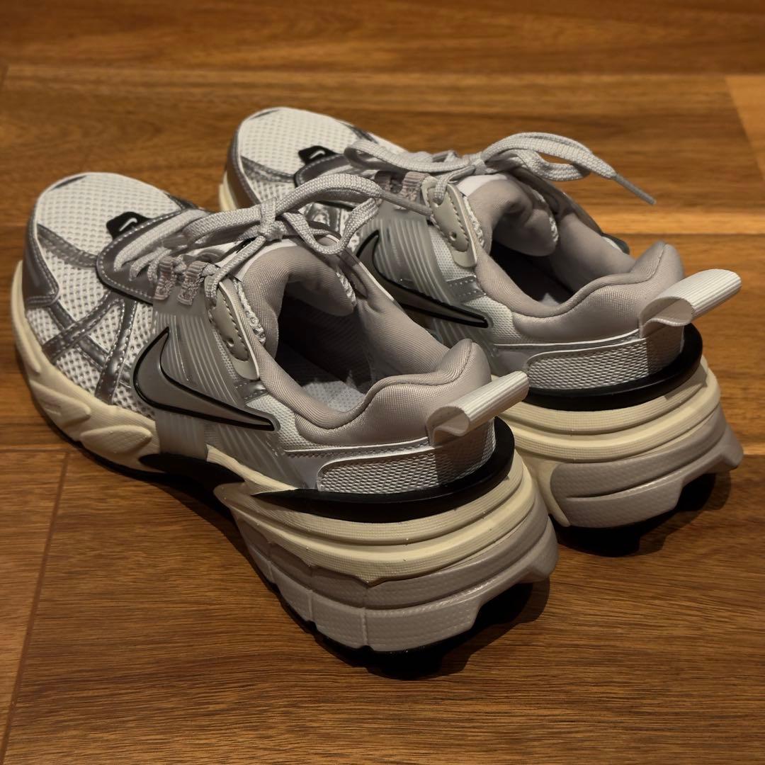 美品ナイキ メタリックシルバー【NIKE V2K RUN】メッシュ　23.5cm