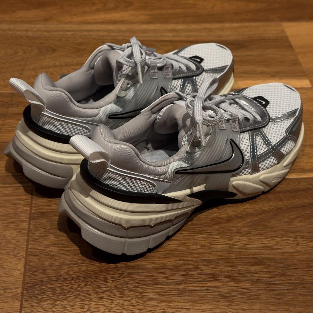 美品ナイキ メタリックシルバー【NIKE V2K RUN】メッシュ　23.5cm