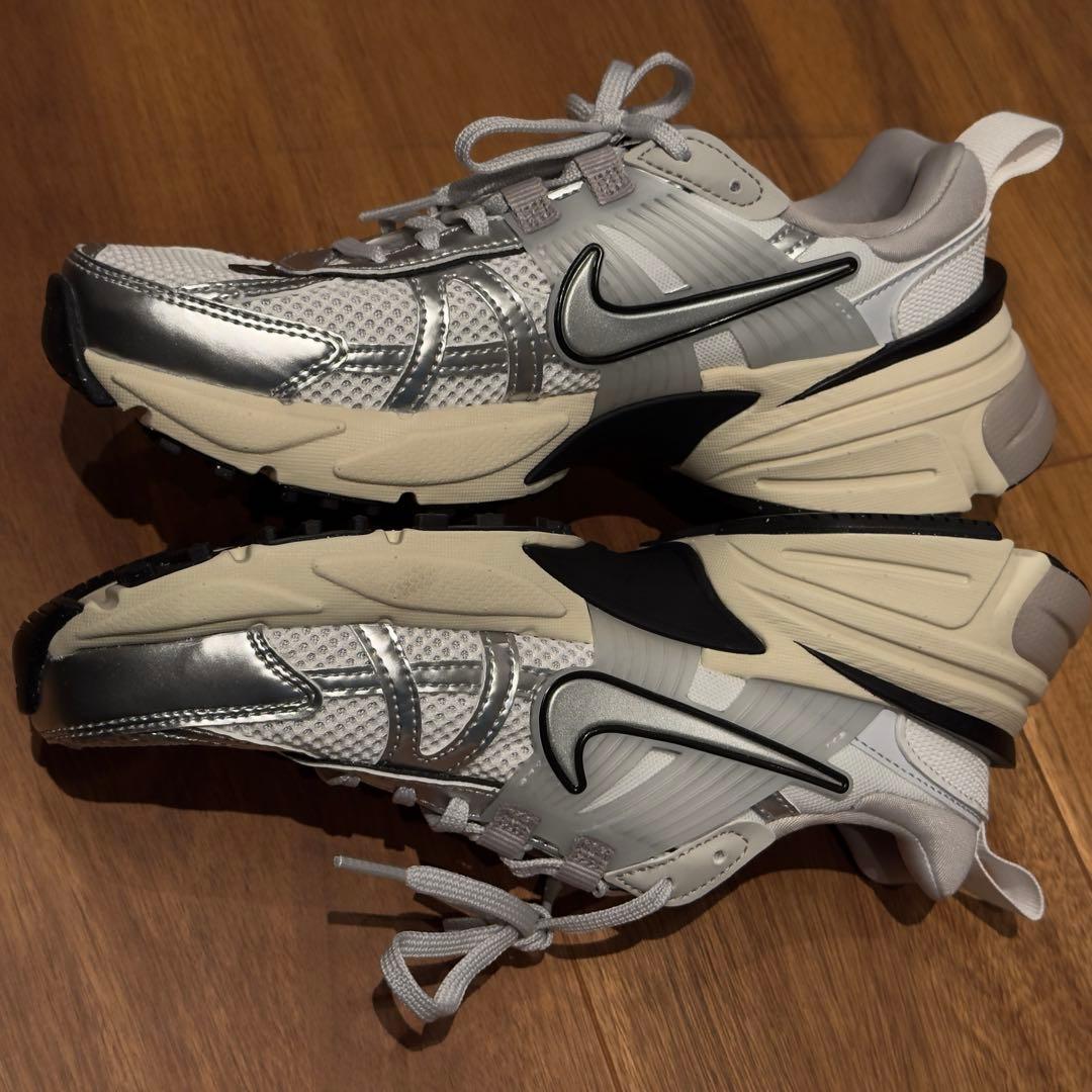 美品ナイキ メタリックシルバー【NIKE V2K RUN】メッシュ　23.5cm