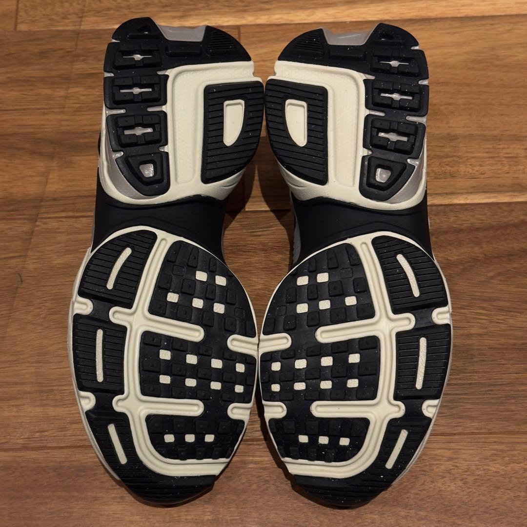 美品ナイキ メタリックシルバー【NIKE V2K RUN】メッシュ　23.5cm