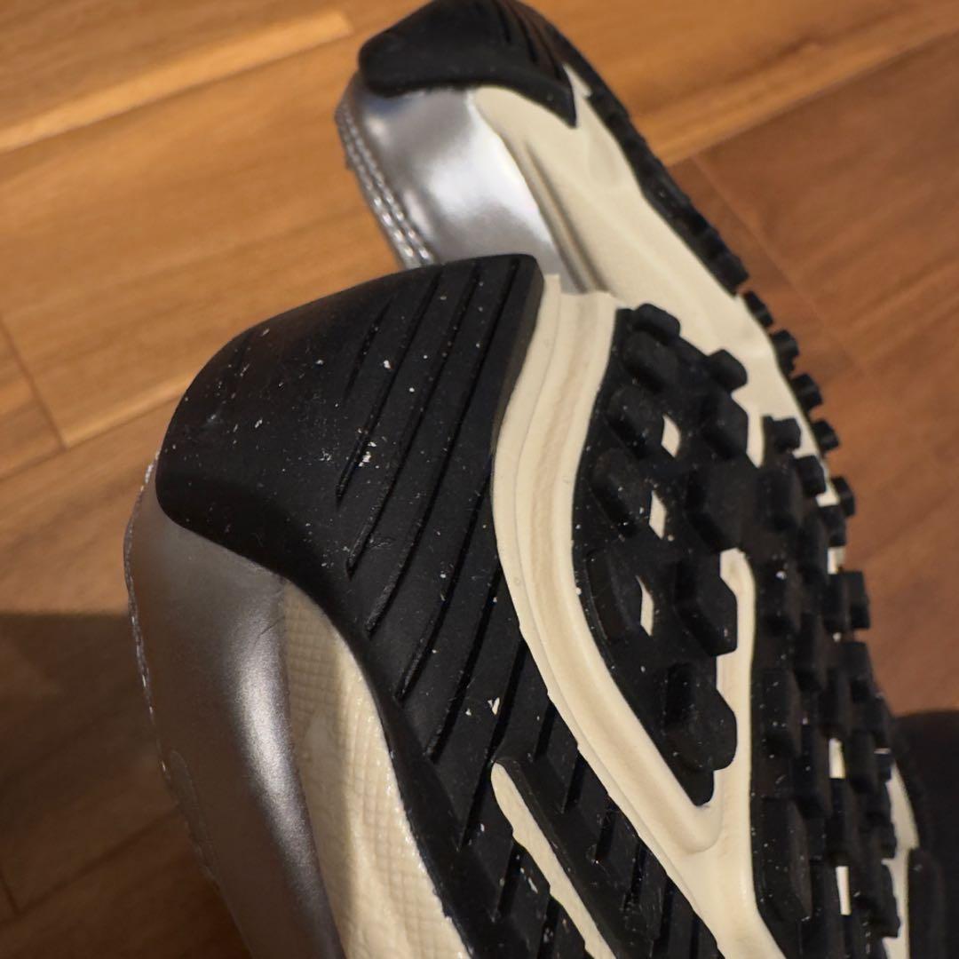 美品ナイキ メタリックシルバー【NIKE V2K RUN】メッシュ　23.5cm