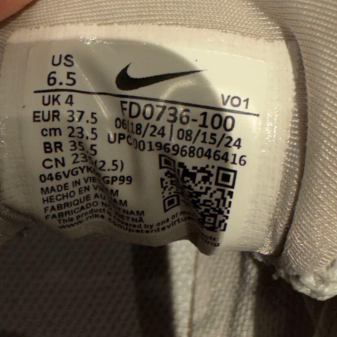 美品ナイキ メタリックシルバー【NIKE V2K RUN】メッシュ　23.5cm