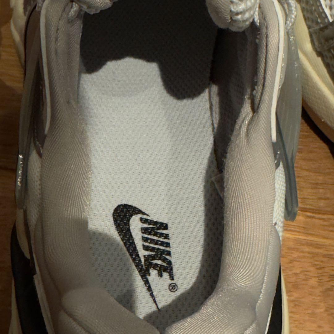 美品ナイキ メタリックシルバー【NIKE V2K RUN】メッシュ　23.5cm