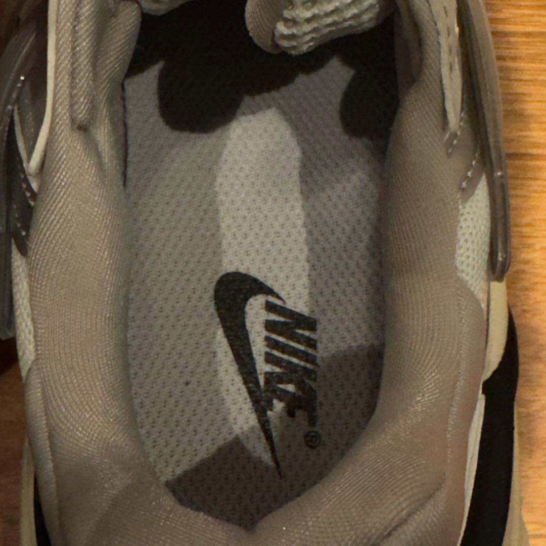 美品ナイキ メタリックシルバー【NIKE V2K RUN】メッシュ　23.5cm