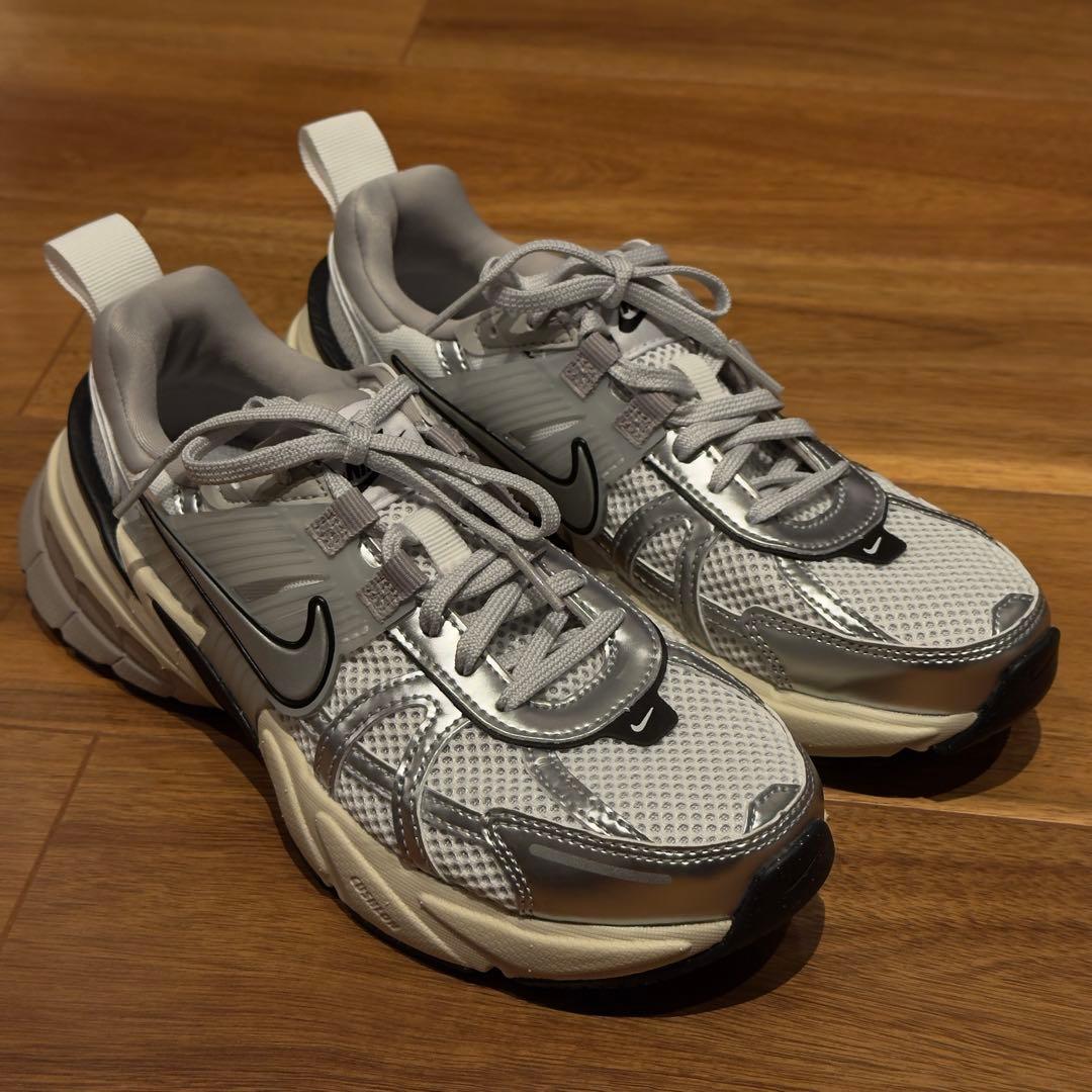 美品ナイキ メタリックシルバー【NIKE V2K RUN】メッシュ　23.5cm