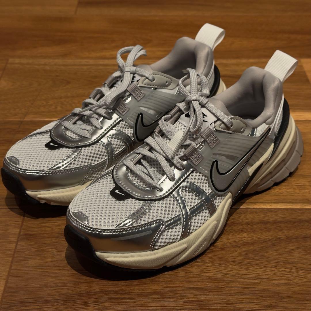美品ナイキ メタリックシルバー【NIKE V2K RUN】メッシュ　23.5cm