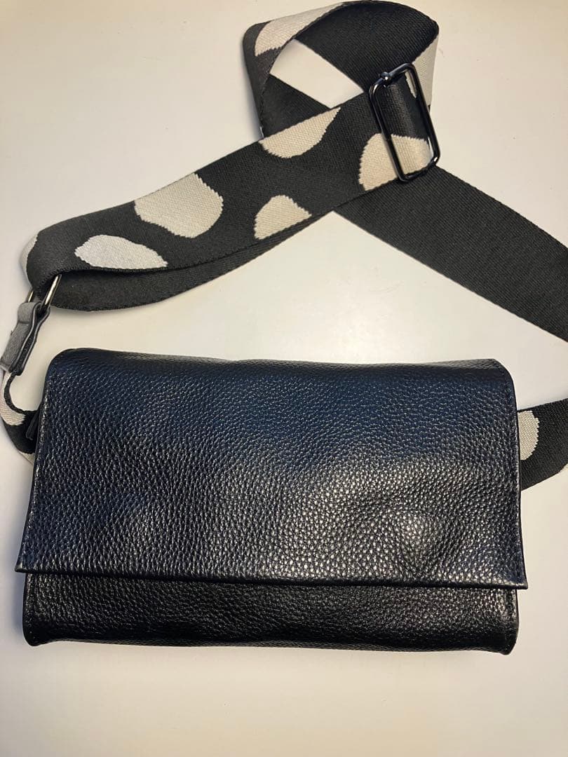 イアパピヨネ　ダルメシアン柄テープショルダーバッグ