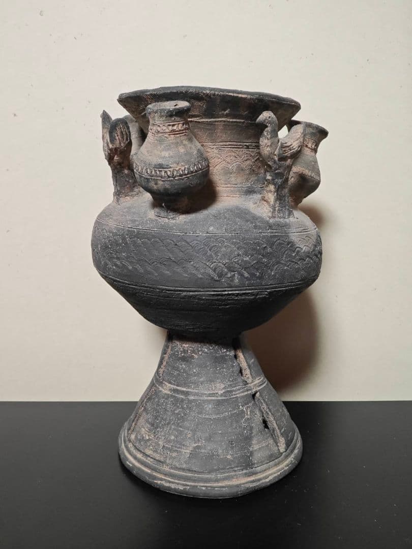 須恵器　装飾付き子持ち台付壺