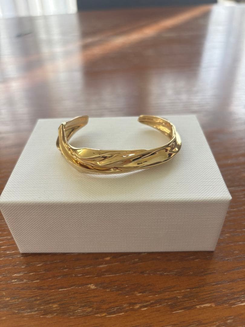 ゴールド ツイストデザイン バングル