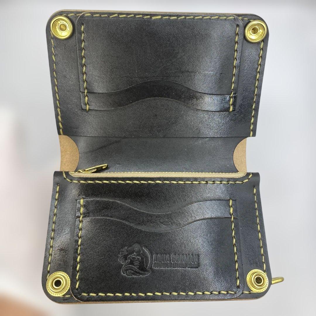 お札折らずに収納できる無骨な手染めミドルトラッカーウォレット BTW