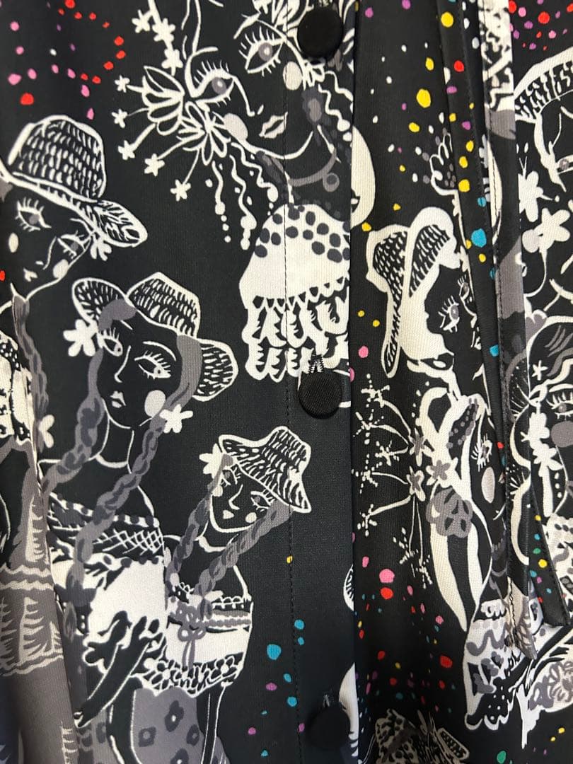 トクコ　五分袖チュニック 黒とカラフルなプリントtokuko