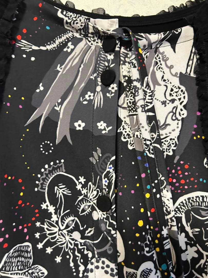 トクコ　五分袖チュニック 黒とカラフルなプリントtokuko