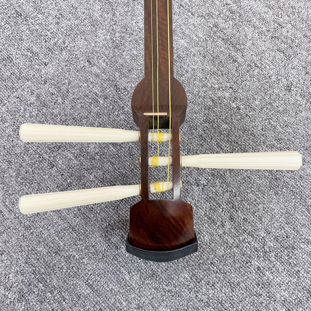 細棹 三味線 虎トチ紅木 子持ち綾杉胴 天然 糸巻き 二本溝 金細