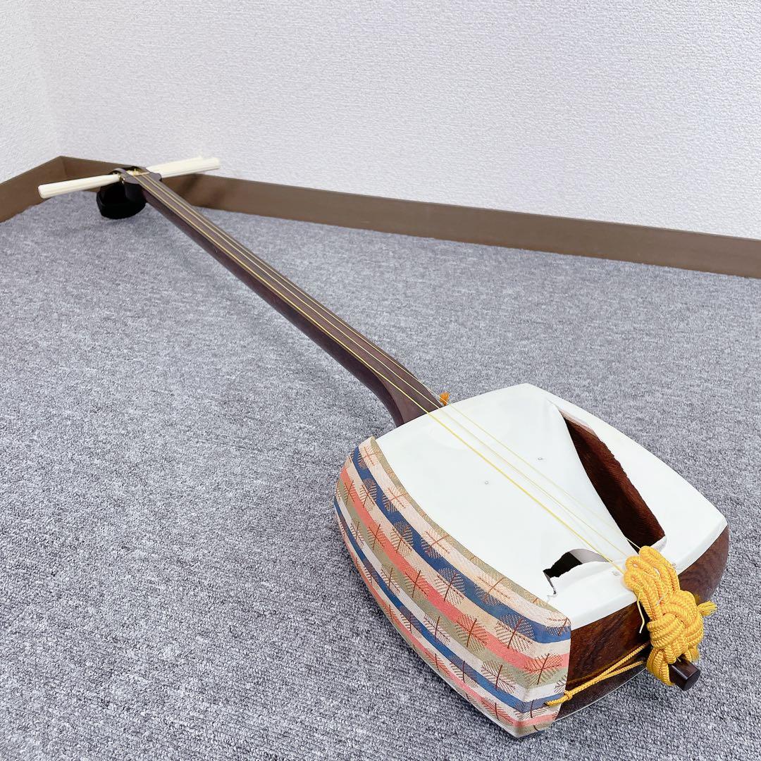 細棹 三味線 虎トチ紅木 子持ち綾杉胴 天然 糸巻き 二本溝 金細
