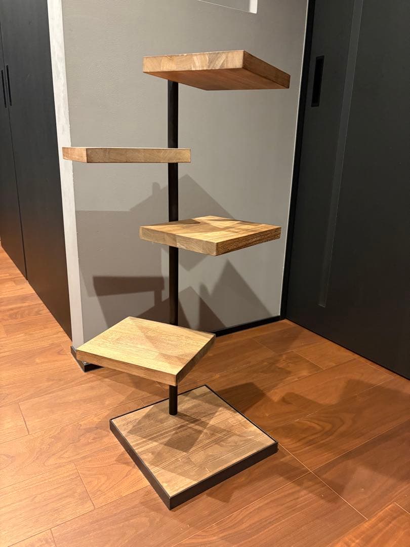 モダンな階段型サイドテーブル