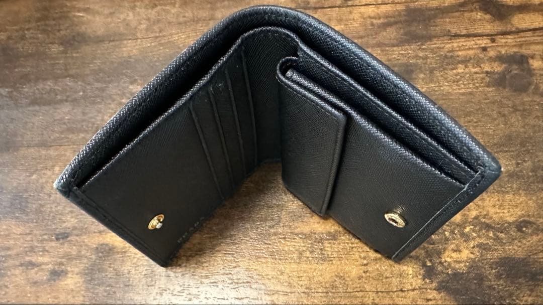 PRADA ブラック サフィアーノ 二つ折り財布(箱・ギャランティーカード付き)