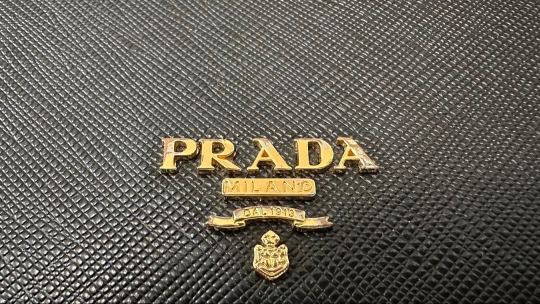 PRADA ブラック サフィアーノ 二つ折り財布(箱・ギャランティーカード付き)