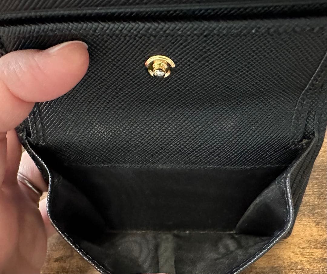 PRADA ブラック サフィアーノ 二つ折り財布(箱・ギャランティーカード付き)