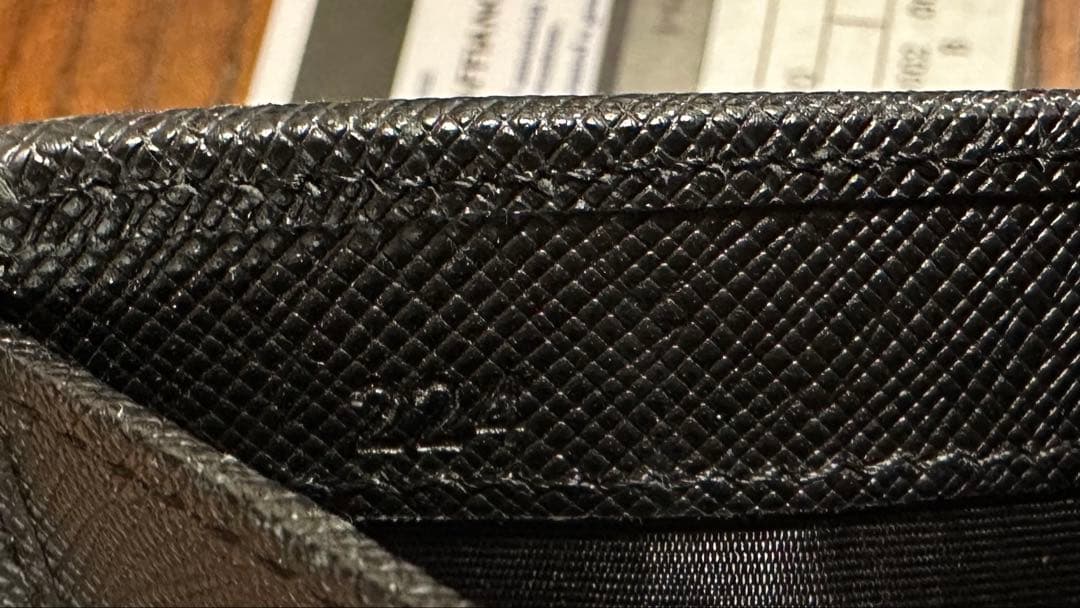 PRADA ブラック サフィアーノ 二つ折り財布(箱・ギャランティーカード付き)