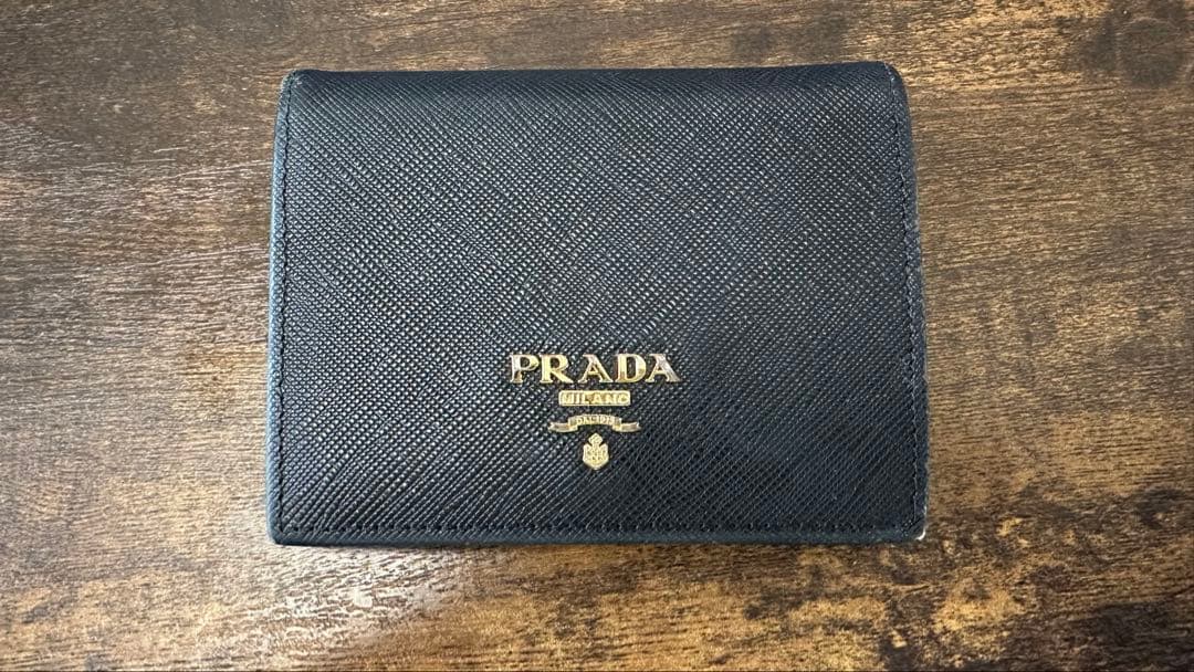 PRADA ブラック サフィアーノ 二つ折り財布(箱・ギャランティーカード付き)