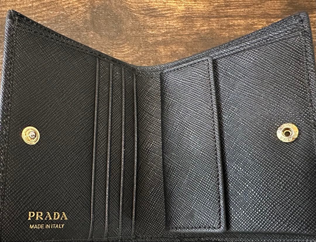PRADA ブラック サフィアーノ 二つ折り財布(箱・ギャランティーカード付き)