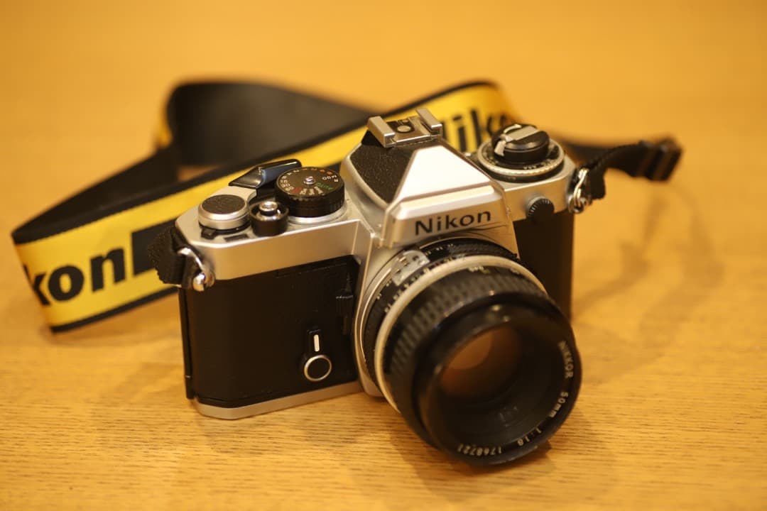Nikon FE + NIKKOR 50mm f/1.8 レンズ付き　ニコン