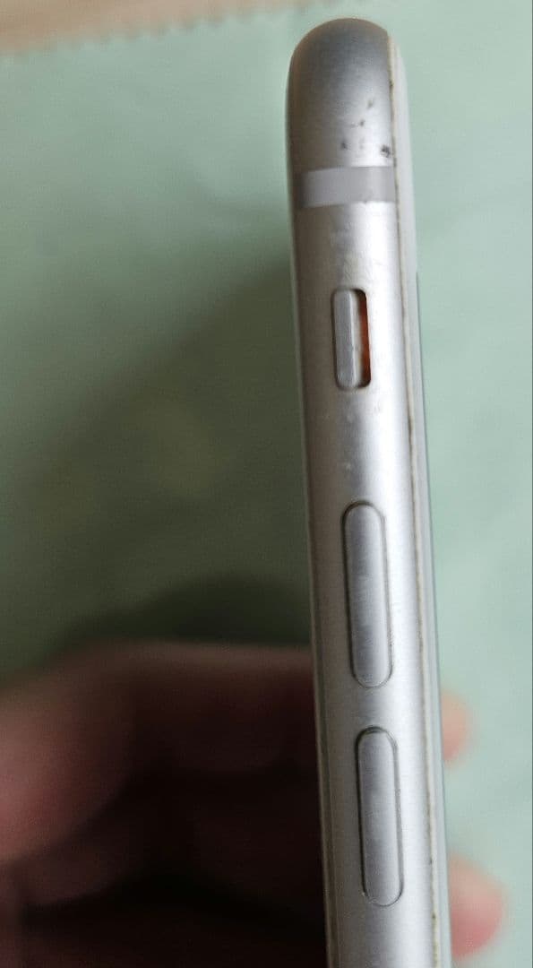 iPhone 8 64GB ホワイト SIMフリー バッテリー100%【傷あり】