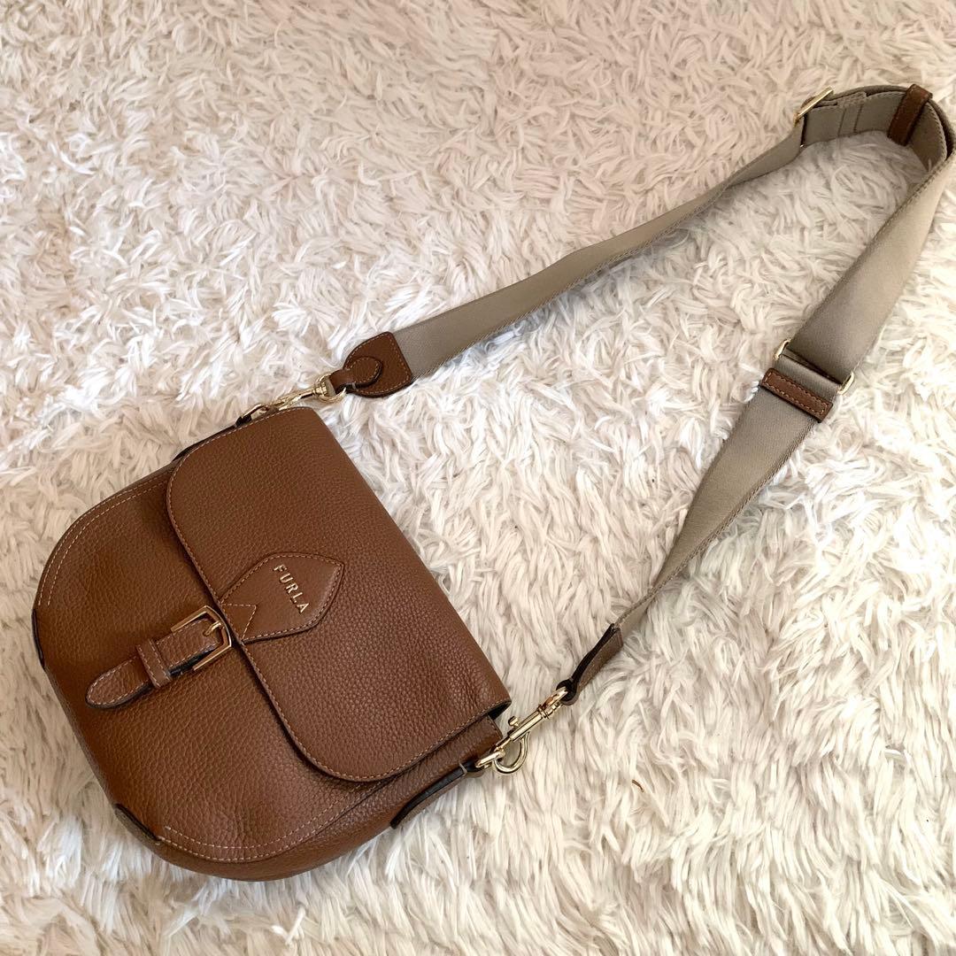 極美品✨フルラ ウラニア ショルダーバッグ レザー 現行 レア ロゴ キャメル