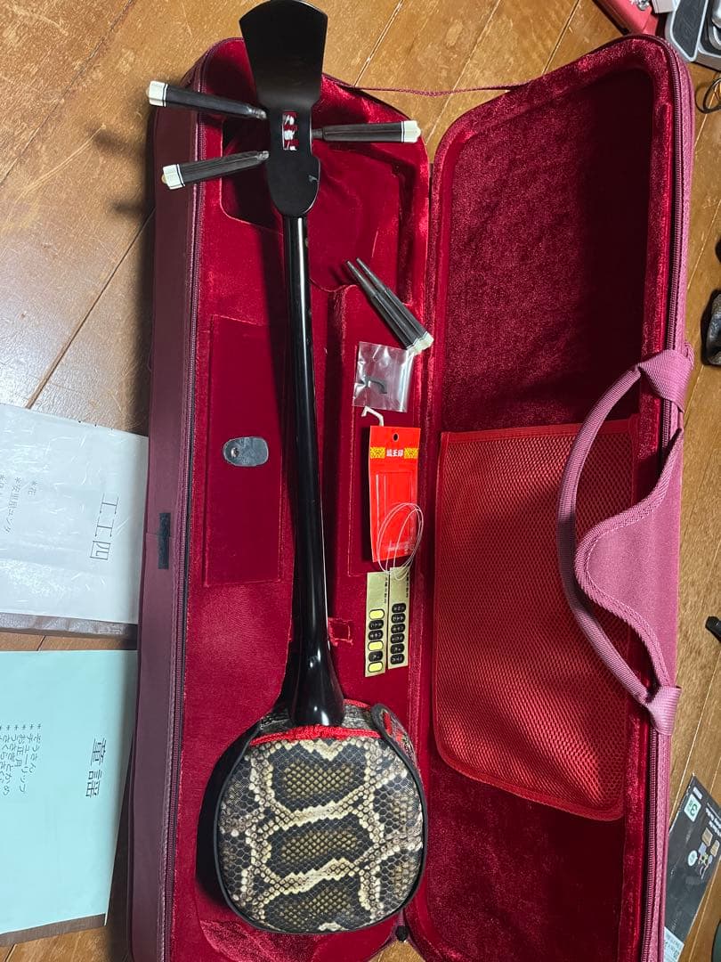 三線本体(宮古木工芸)と赤色ケース、付属品付き