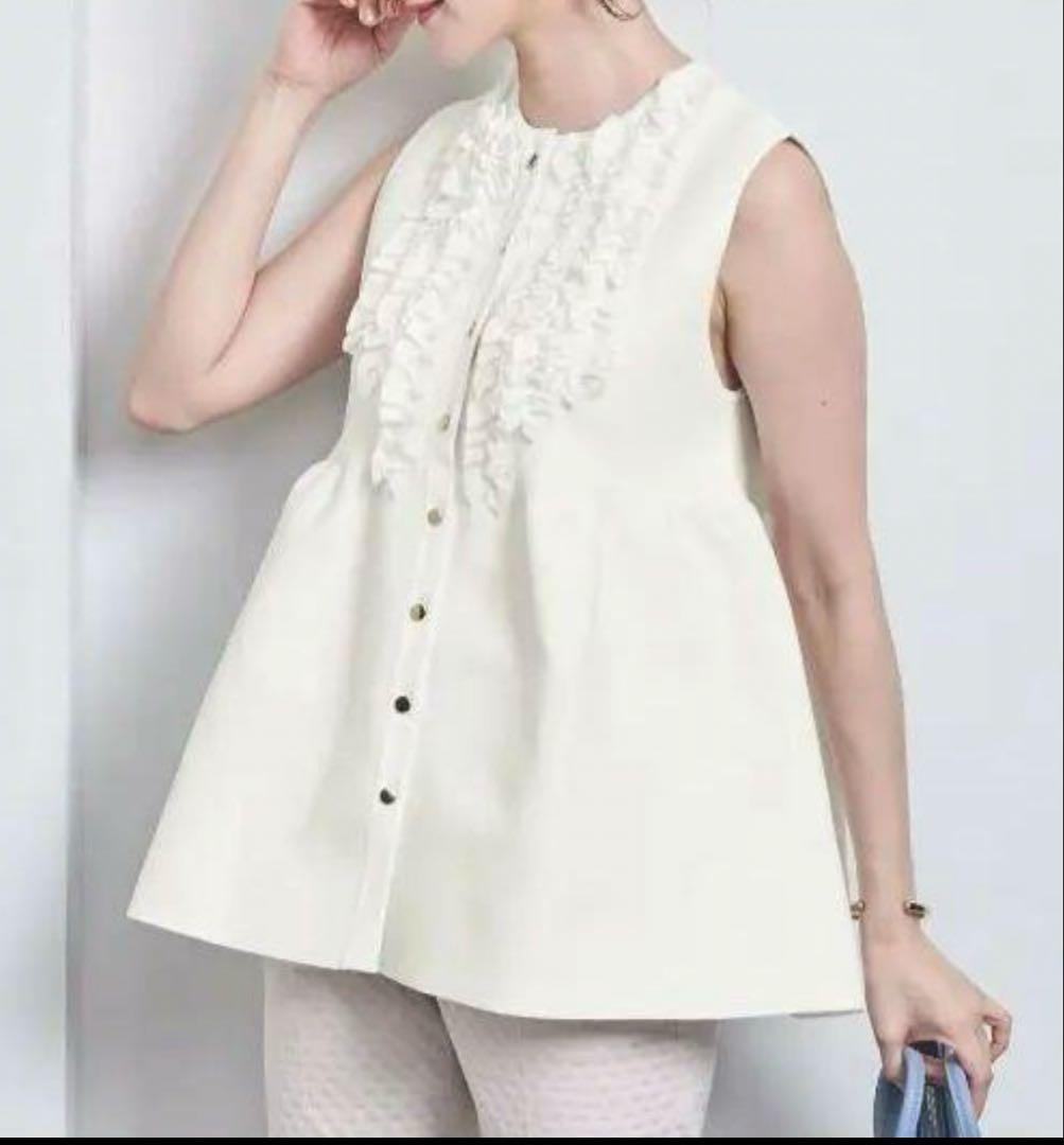 フリル付きホワイトノースリーブベスト