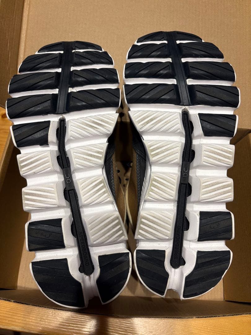 On オン　防水　ハイキングスニーカー ベージュ/ブラック　レディース　23.5