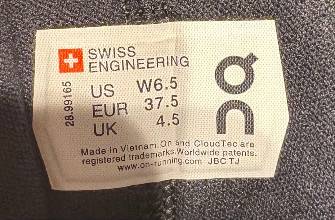 On オン　防水　ハイキングスニーカー ベージュ/ブラック　レディース　23.5