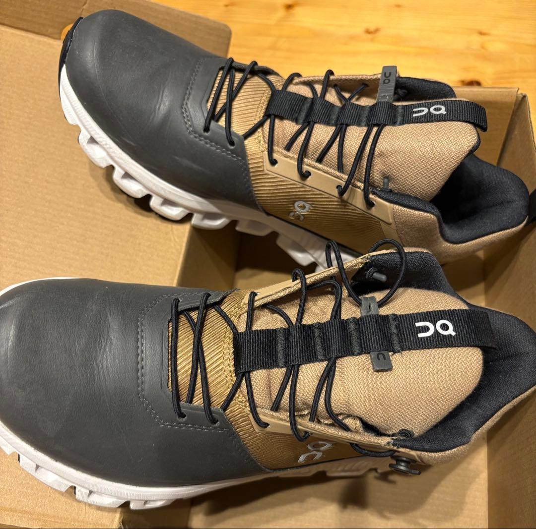 On オン　防水　ハイキングスニーカー ベージュ/ブラック　レディース　23.5