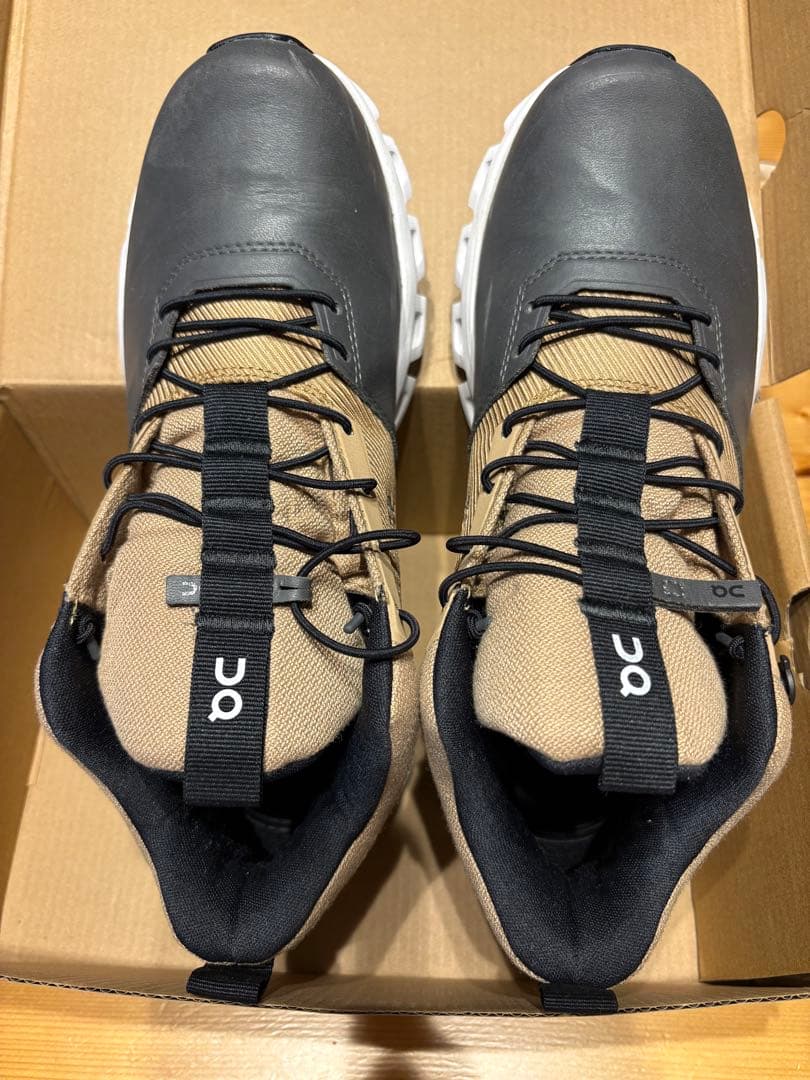 On オン　防水　ハイキングスニーカー ベージュ/ブラック　レディース　23.5
