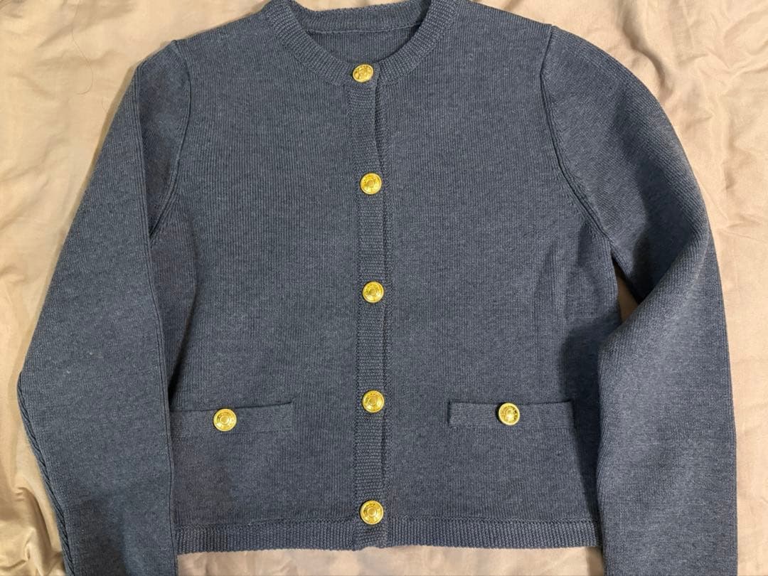 アニュアンス オリジナルボタンノーカラーニットジャケット グレー