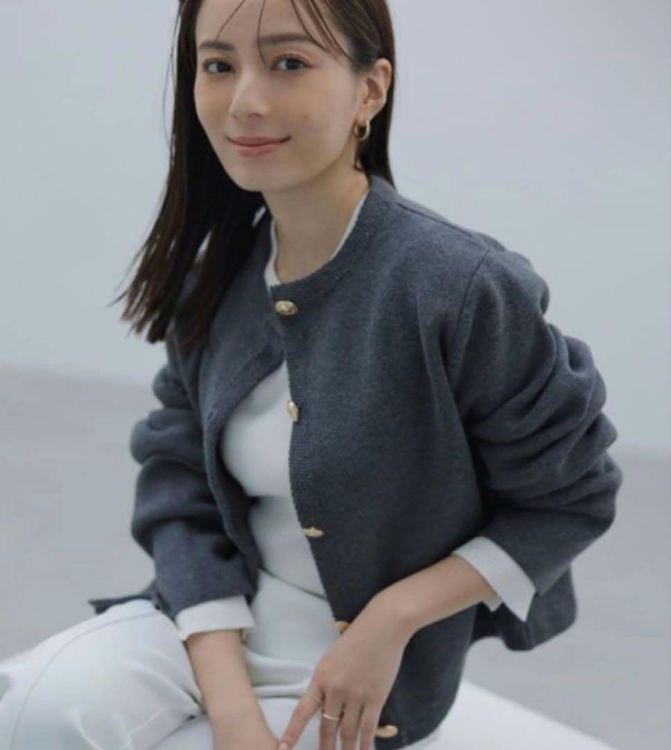 アニュアンス オリジナルボタンノーカラーニットジャケット グレー