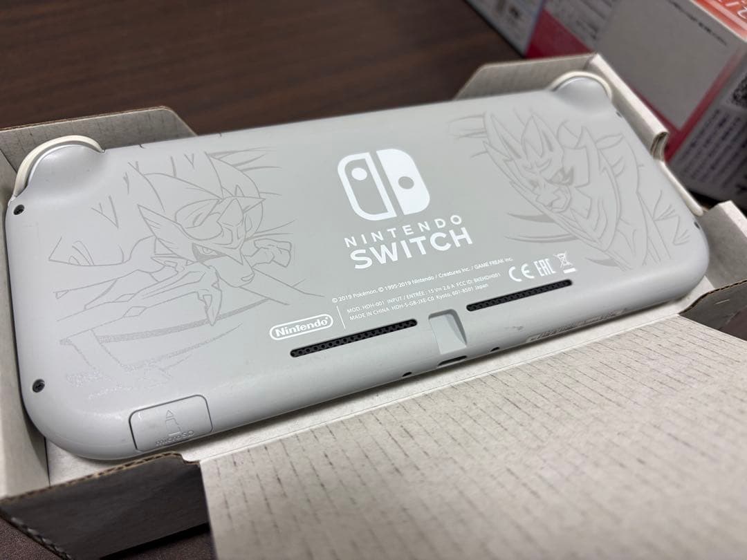 ニンテンドースイッチライト　　ポケモン特別デザイン